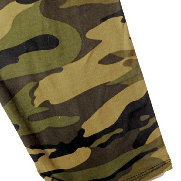 NWT - ULTRA MILKY SOFT GREEN CAMO CAPRI LEGGINGS - Picture 4 of 5